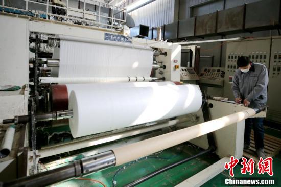 河北熔噴布工廠高效運(yùn)轉(zhuǎn)，日產(chǎn)原料可滿足250萬只口罩需求